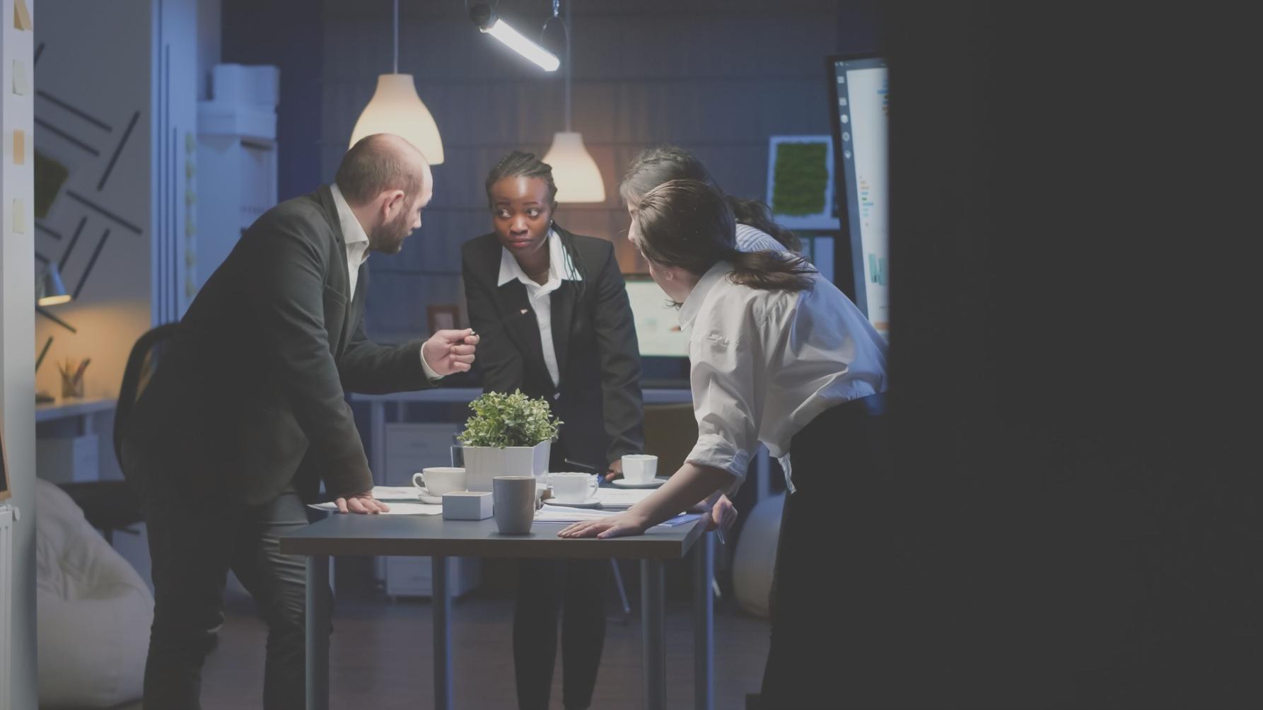 Espace de travail moderne avec documents financiers et calculatrice