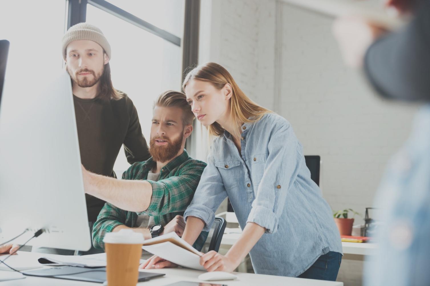 Espace de travail moderne avec outils d'analyse financière